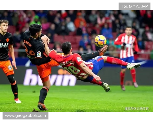 国际与巴拉竞激战正酣比分胶着双方争夺胜利的精彩瞬间回顾